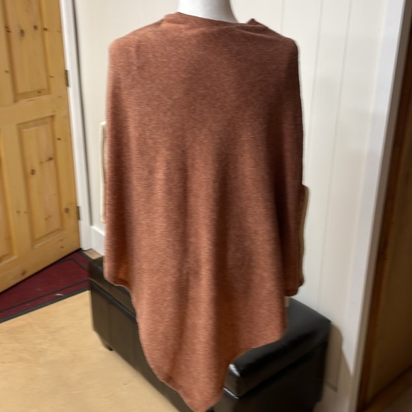 Shawl with cream at arm edges. - Picture 4 of 8